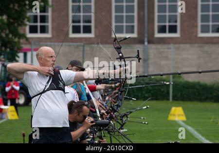 Berlin, Deutschland. Juni 2021. Bogenschießen: Deutsche Meisterschaft, Blankbogen. Sportler in Aktion. Quelle: Paul Zinken/dpa/Alamy Live News Stockfoto