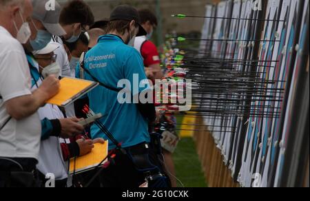 Berlin, Deutschland. Juni 2021. Bogenschießen: Deutsche Meisterschaft, Blankbogen. Die Athleten überprüfen ihre Treffer. Quelle: Paul Zinken/dpa/Alamy Live News Stockfoto