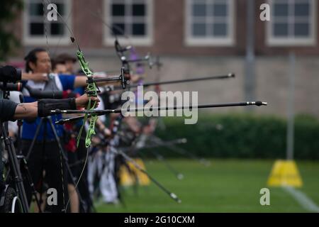 Berlin, Deutschland. Juni 2021. Bogenschießen: Deutsche Meisterschaft, Blankbogen. Sportler in Aktion. Quelle: Paul Zinken/dpa/Alamy Live News Stockfoto