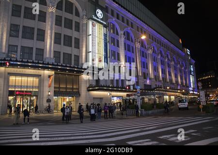 OSAKA, JAPAN - 16. Dez 2019: Osaka, Japan - 27. Nov 2019: Nicht identifizierte Menschen besuchen das Takashimaya Kaufhaus in Namba Osaka Japan. Stockfoto