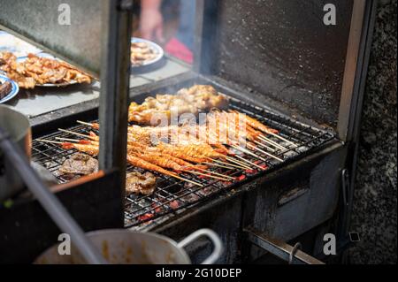 Garnelenspieße mit würzenden Grills auf dem Kohleofen Stockfoto