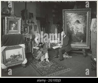 Der Maler Hobbe Smith in seinem Atelier, Sarphatipark 42, Amsterdam, mit einem Modell. Stockfoto