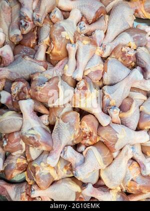 Rohe Hühnerschenkel häufen sich auf dem Marktstand Stockfoto