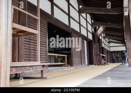 KYOTO, JAPAN - 12. Dez 2019: Kyoto, Japan - 26. Nov 2019: Touristen besuchen Tenryu-ji in Kyoto Japan. Tenryu-ji ist berühmt für seinen malerischen Garten. Stockfoto