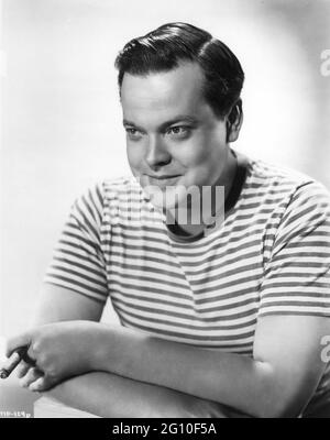 ORSON WELLES Publicity Portrait mit Cigar for TOMORROW IS FOREVER 1946 Regie IRVING PICHEL Story Gwen Bristow Drehbuch Lenore J. Kaffeemusik Max Steiner Produzent David Lewis International Picters / RKO Radio Picches Stockfoto