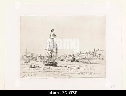 Hafen von Honfleur; Entrée du Port de Honfleur. Blick auf den Hafen von Honfleur. Im Vordergrund ein großes Segelschiff, dazu ein Schiffsschlaufe mit vier Personen. Auf der rechten Seite am Kai befindet sich das Hotel Cheval Blanc. Stockfoto