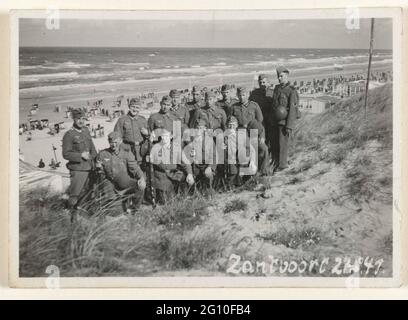 Deutsche Soldaten in Zandvoort, 1941. Amateurfoto deutscher Soldaten aus dem Jahr 1941 in Zandvoort. Sie sind in Uniform in den Dünen, der Strand hinter ihnen ist voller Bademäntel. Stockfoto