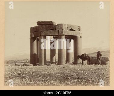 S 83. Türkische Moschee, erbaut aus dem Tempel des Jupiter von Debrokten van den. Baalbec. Syrien. (Der Granit der Säulen stammt aus Assouan, über Ägypten).; Syrien; Bonfils. 466 BALBEK. Coupole de Douris. Ein gebauter Unterstand mit als Stützsteinsäulen. Das Foto ist Teil der Fotoserie aus Syrien, die Richard Polak gesammelt hat. Stockfoto