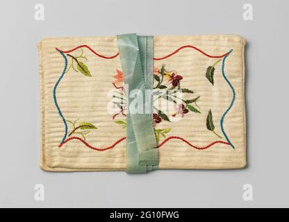 Brieftasche in flachem, rechteckigem Modell, aus weißer Baumwolle mit gewebten Streifen, verziert mit mehrfarbiger Blumenstickerei aus Seide, mit den Initialen 'GMH', 'souvenir d'Amitie' und '1799' auf der Innenseite. Brieftasche in einem flachen, rechteckigen Modell, aus weißer Baumwolle mit gewebten Streifen, verziert mit mehrfarbigen Blumenstickerei aus Seide. Auf der einen Seite ein Bouquet mit Violinen und rosa Tulpen in einem schwingenden Pfad aus roter und blauer Seide, auf der anderen Seite fünf verschiedene Zweige mit Blumen, vier in den Ecken und eine Mitte in der Mitte. Im Inneren zwei gestickte Medaillons zu rosa Schleifen und grünen Ästen. In t Stockfoto