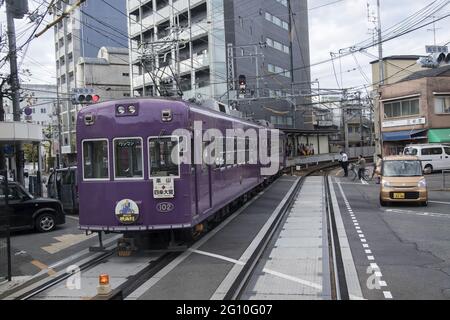 KYOTO, JAPAN - 12. Dez 2019: Kyoto, Japan - 26. Nov 2019: Straßenbahn im Retro-Stil der Randen Kitano Line, die den Bahnhof Tenjingawa in Kyoto anfährt. Stockfoto