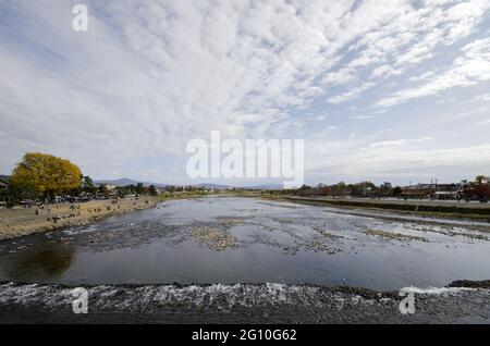 KYOTO, JAPAN - 11. Dez 2019: Kyoto, Japan-26. Nov 2019: Touristen am Katsura Riverbank in der Nähe der Togetsu-Brücke in Kyoto, Japan. Stockfoto