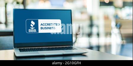 POZNAN, POL - 1. MAI 2021: Laptop-Computer mit Logo des Better Business Bureau, einer gemeinnützigen Organisation, deren selbstgeschilderte Mission es ist Stockfoto