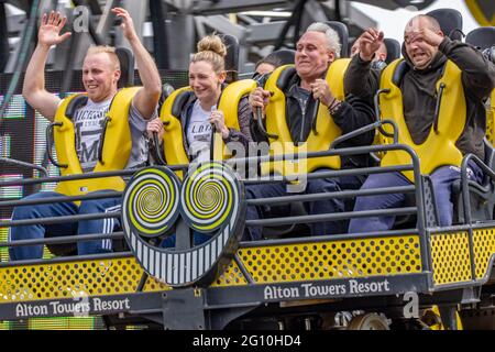 Die Weltrekord-Achterbahn, die Smiler in den Alton Towers, wird Sie 14 Mal pro Fahrt auf den Kopf stellen! Stockfoto