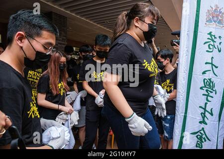 Hongkong, China. Juni 2021. Mitglieder der Studentenvereinigung der Universität Hongkong versammeln sich, um des Vorfalls vom 4. Juni zu gedenken. Das jährliche Ritual des Waschens der Schamesäule, einer Skulptur auf dem Campus der Universität Hongkong, die an die Opfer der Niederschlagung des Tiananmen-Platzes 1989 in Peking erinnert, Wurde zum ersten Mal abgehalten, als Hongkong sich an den 4. Juni erinnert, seit Peking der Stadt ein nationales Sicherheitsgesetz auferlegt hat. (Foto von Hsiuwen Liu/SOPA Images/Sipa USA) Quelle: SIPA USA/Alamy Live News Stockfoto