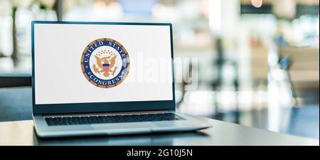 POZNAN, POL - 1. MAI 2021: Laptop-Computer mit Logo des US-Kongresses, der Zweikammergesetzgebung der Bundesregierung der Vereinigten Staaten Stockfoto