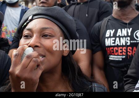 London UK 13 June 2021 Sasha Jhonson spricht während der Demonstration. Der Tod von George Floyd in Minneapolis führte zu Ptotests in ganz Großbritannien. Stockfoto