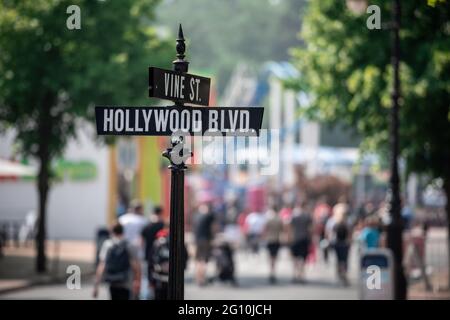 Bottrop, Deutschland. Juni 2021. Auf einem Schild im Movie Park steht „Hollywood BLVD.“. Der Movie Park in Bottrop ist seit dem 4. Juni wieder geöffnet - allerdings müssen bestimmte Corona-Anforderungen noch eingehalten werden. Quelle: Fabian Strauch/dpa/Alamy Live News Stockfoto