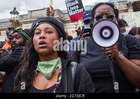 London UK 13 June 2021 Sasha Jhonson (L) blickt während der Demonstration in Minneapolis auf Proteste in ganz Großbritannien. Stockfoto