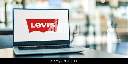 POSEN, POL - 15. MAI 2021: Laptop-Computer mit Logo von Levi Strauss, einem amerikanischen Bekleidungsunternehmen Stockfoto