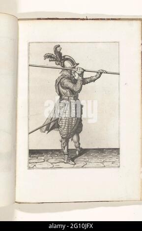 Soldat, der seinen Spieß mit beiden Händen horizontal über seine rechte Schulter hebt (nein 27), ca. 1600. Ein Soldat, voll, rechts, der einen Spieß (Lanze) mit beiden Händen waagerecht über seiner rechten Schulter liegt (nein 27 ), ca. 1600. Tafel 27 in der Anleitung zum Umgang mit dem Spieß: Corte Underswsinghe auf der Figuerliicke-Figur des entsprechenden Seilwagens, von allen T'Ghene ein Lötpunkt über die SPIONE Noodich. Teil der Illustrationen in: J. de Gheyn, Waffenoper von Roers Musquette und Spiessen, Amsterdam, 1608. Marriens um 1600. Stockfoto