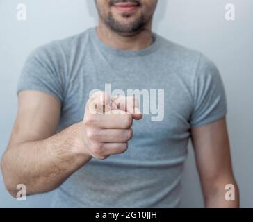 Hipster-Bartmann zeigt auf dich, trägt lässiges graues T-Shirt mit zeigenden Fingern. Du bist derjenige, den ich brauche! Zeigefinger. Promo-Leute. Wir warten Stockfoto