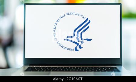 POSEN, POL – 1. MAI 2021: Laptop-Computer mit Logo des Gesundheitsministeriums der Vereinigten Staaten (HHS) Stockfoto