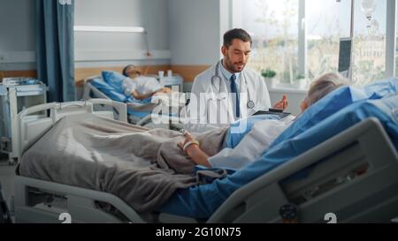 Krankenhausabteilung: Freundlicher Arzt spricht mit einer schönen älteren Patientin, die im Bett ruht, erklärt die Testergebnisse und gibt Ratschläge zur Genesung. Arzt Spricht Stockfoto