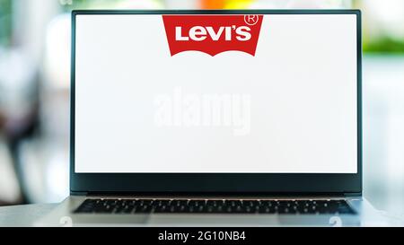 POSEN, POL - 15. MAI 2021: Laptop-Computer mit Logo von Levi Strauss, einem amerikanischen Bekleidungsunternehmen Stockfoto