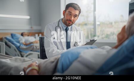 Krankenhausabteilung: Freundlicher Arzt spricht mit einer schönen älteren Patientin, die im Bett ruht, erklärt die Testergebnisse und gibt Ratschläge zur Genesung. Arzt Spricht Stockfoto