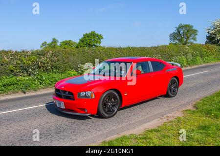 2006 Red Dodge American Charger, 5700cc Benzin, 2dr Sportwagen, Supersportwagen, Sportwagen, Roadster, Supersportwagen, Performance-Autos, Hypercars auf dem Weg zur Capesthorne Hall Classic May Car Show, Ceshire, Großbritannien Stockfoto