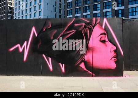 London, Großbritannien. 01. Juni 2021. Street Art London in Aldgate. Wandgemälde im Neonstil des Künstlers David Speed. Quelle: Waldemar Sikora Stockfoto