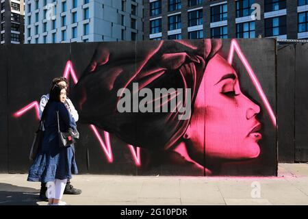 London, Großbritannien. 01. Juni 2021. Street Art London in Aldgate. Wandgemälde im Neonstil des Künstlers David Speed. Quelle: Waldemar Sikora Stockfoto