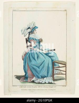 Gallery des Modes et Costumes Français 1787, TTT.388: La Belle Sophie Attendant .... Frau, die auf einem Stuhl sitzt, rechts, gekleidet in eine blaue 'Robe à l'Anglaise'. Blauer Hut mit großen Federn verziert. Geschlossenes Laufrad in der Hand. Aus Serie TTT drucken. 60th Cahier The Modes Françaises, Habillemens à la Mode, Gallery des Modes et Costumes Français. Stockfoto