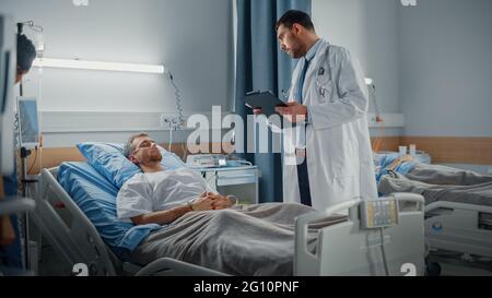 Krankenhausabteilung: Freundlicher Arzt prüft auf gut aussehende junge männliche Patientin, die im Bett schläft, überprüft ihre Vitalfunktionen, schreibt Informationen auf. Medizinische Behandlung Stockfoto
