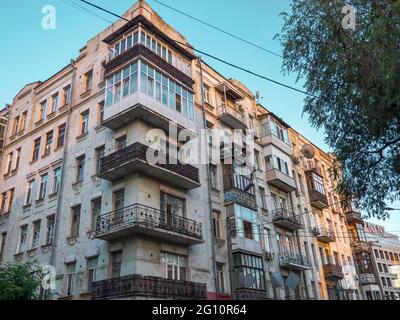 Die historische Fassade eines alten stalinistischen Architekturgebäudes, das nach dem zweiten Weltkrieg in der Altstadt von Kiew (Kiew) in der Ukraine erbaut wurde. Stockfoto