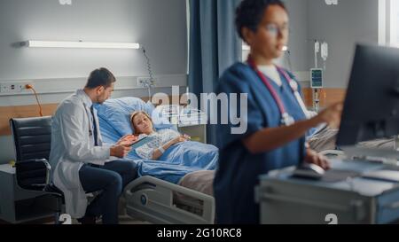 Krankenstation: Professionelle Schwarze Krankenschwester Mit Weiblichem Kopf Verwendet Medizinischen Computer. Im Hintergrund Modern Equipment Clinic Arzt Beratung Patient Stockfoto