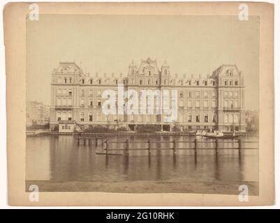 Amstel Hotel von der anderen Seite der Amstel in Amsterdam aus gesehen. Stockfoto