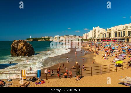 FRANKREICH. PYRENEES-ATLANTIQUES (64) BIARRITZ, LA GRANDE PLAGE (GRÖSSTER STRAND) Stockfoto