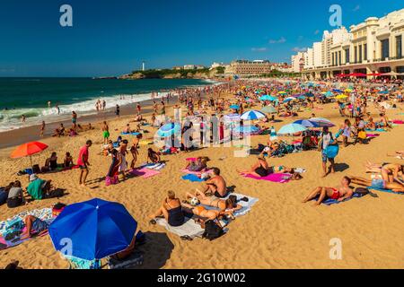 FRANKREICH. PYRENEES-ATLANTIQUES (64) BIARRITZ, LA GRANDE PLAGE (GRÖSSTER STRAND) Stockfoto