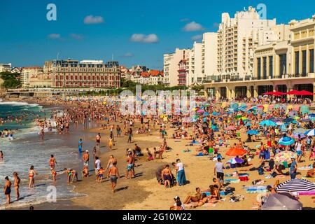 FRANKREICH. PYRENEES-ATLANTIQUES (64) BIARRITZ, LA GRANDE PLAGE (GRÖSSTER STRAND) Stockfoto