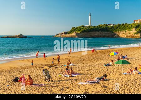 FRANKREICH. PYRENEES-ATLANTIQUES (64), BIARRITZ, MIRAMAR BEACH UND BIARRITZ LEUCHTTURM Stockfoto