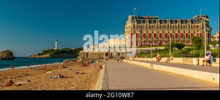 FRANKREICH. PYRENEES-ATLANTIQUES (64), BIARRITZ, GRANDE PLAGE UND PALAIS HOTEL Stockfoto