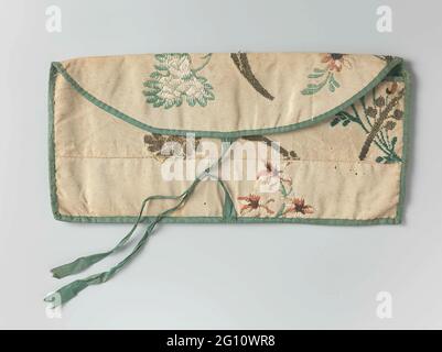 Brieftasche aus Seidenbrokat. Brieftasche aus Seidenbrokat. Kuvertmodell. Auf einem cremefarbenen Fond sind bunte Seide und Goldfäden gebrochen, in einem Muster aus großen, lanzenförmigen Blättern aus Gold und kleinen Flügelblättern und Blüten in weiß, rosarot und braun. Futter aus grünem großblättrigen Seidendamast. Beenden Sie den Vorgang beim Schließen des grünen Bandes. Stockfoto