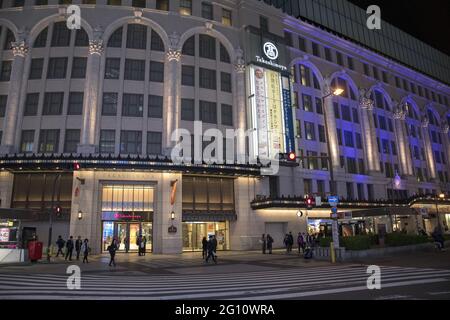 OSAKA, JAPAN - 16. Dez 2019: Osaka, Japan - 27. Nov 2019: Nicht identifizierte Menschen besuchen das Takashimaya Kaufhaus in Namba Osaka Japan. Stockfoto