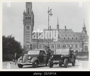 Jeeps aus den USA; Hilfe aus den USA. Ehemalige US Army Jeeps, für den Friedenspalast, im Einsatz bei der niederländischen Polizei. Stockfoto