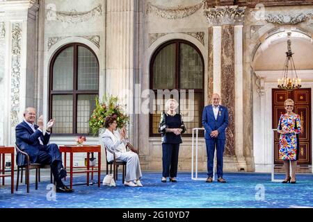 Amsterdam, Niederlande. Juni 2021. Prinzessin Beatrix der Niederlande präsentiert die Silbernen Nelken vom Prinz Bernhard Culturfonds an Joop und Janine van den Ende am Freitagmorgen, 4. Juni 2021, Amsterdam, Niederlande, Im Königspalast von Amsterdam. Sowohl die 2021 als auch die 2020 Preisträger erhalten ihre Zilveren Nelke. Aufgrund des Ausbruchs des Corona-Virus konnte die Präsentation der Silbernen Nelken im vergangenen Jahr nicht stattfinden. Foto von Robin Utrecht/ABACAPRESS.COM Quelle: Abaca Press/Alamy Live News Stockfoto