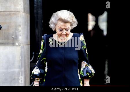 Amsterdam, Niederlande. Juni 2021. Prinzessin Beatrix der Niederlande präsentiert die Silbernen Nelken vom Prinz Bernhard Culturfonds an Joop und Janine van den Ende am Freitagmorgen, 4. Juni 2021, Amsterdam, Niederlande, Im Königspalast von Amsterdam. Sowohl die 2021 als auch die 2020 Preisträger erhalten ihre Zilveren Nelke. Aufgrund des Ausbruchs des Corona-Virus konnte die Präsentation der Silbernen Nelken im vergangenen Jahr nicht stattfinden. Foto von Robin Utrecht/ABACAPRESS.COM Quelle: Abaca Press/Alamy Live News Stockfoto