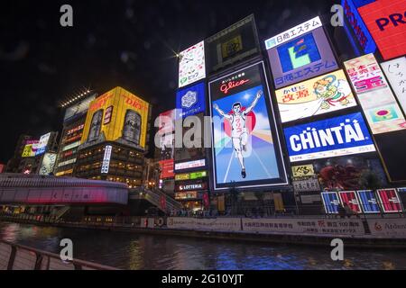 OSAKA, JAPAN - 24. Dez 2019: Osaka, Japan - 28. Nov 2019: The Glico man advertising placeboard and other advertisemant in Dontonbori, Osaka. Stockfoto
