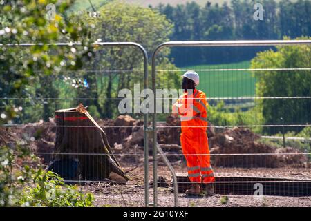 Aylesbury Valle, Buckinghamshire, Großbritannien. Juni 2021. HS2 hat einen großen Teil des alten Waldgebietes von Jones Hill Wood für den Bau der High Speed 2 Rail-Verbindung von London nach Birmingham zerstört. Anwohner und Umweltschützer sind wütend, dass Natural England HS2 eine Lizenz zum Fällen von Bäumen während der Vogelnistsaison erteilt hat. Seltene Barbaren Fledermäuse brüten auch in den Wäldern und ein Großteil ihres Lebensraums wurde durch HS2 zerstört. Quelle: Maureen McLean/Alamy Stockfoto