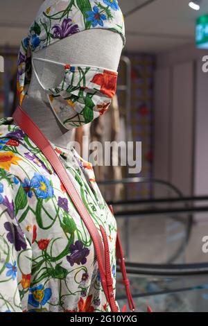 Schaufensterpuppen in einer Schutzmaske auf der Vitrine. Virenschutz- und Präventionskonzept Stockfoto